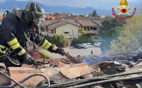 Incendio a Desenzano del Garda: danneggiato il tetto di un’abitazione