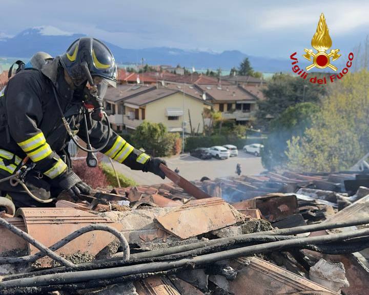 Incendio a Desenzano del Garda: danneggiato il tetto di un’abitazione