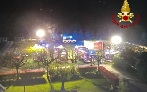 Incendio a Puegnago del Garda: il tetto di un’abitazione in fiamme per 100mq