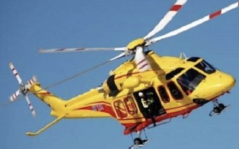 Uomo cade da ponteggio a Manerba del Garda, elisoccorso in azione