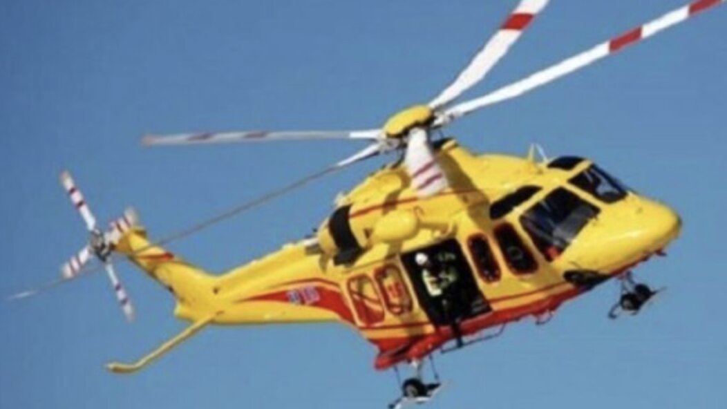 Uomo cade da ponteggio a Manerba del Garda, elisoccorso in azione