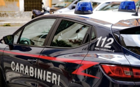 Arrestato per furto di abiti a Desenzano del Garda dopo aver rimosso gli antitaccheggio