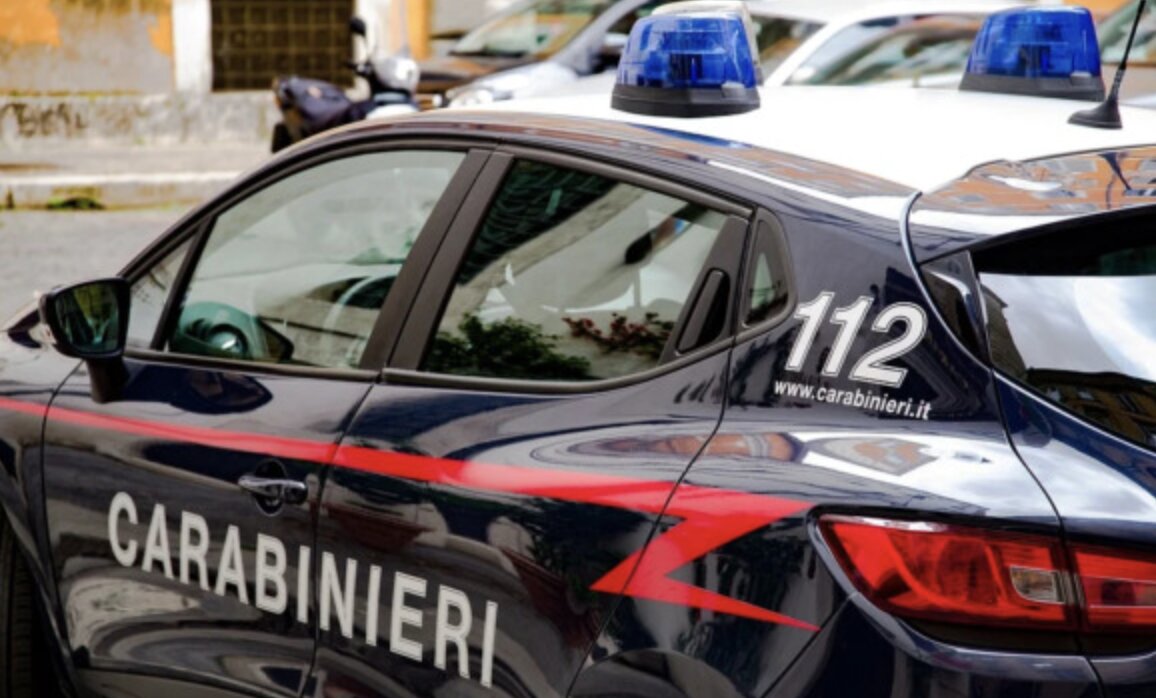 Arrestato per furto di abiti a Desenzano del Garda dopo aver rimosso gli antitaccheggio