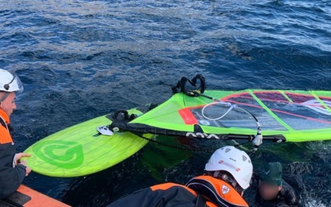 Cinque persone salvate dalla Guardia Costiera sul lago agitato