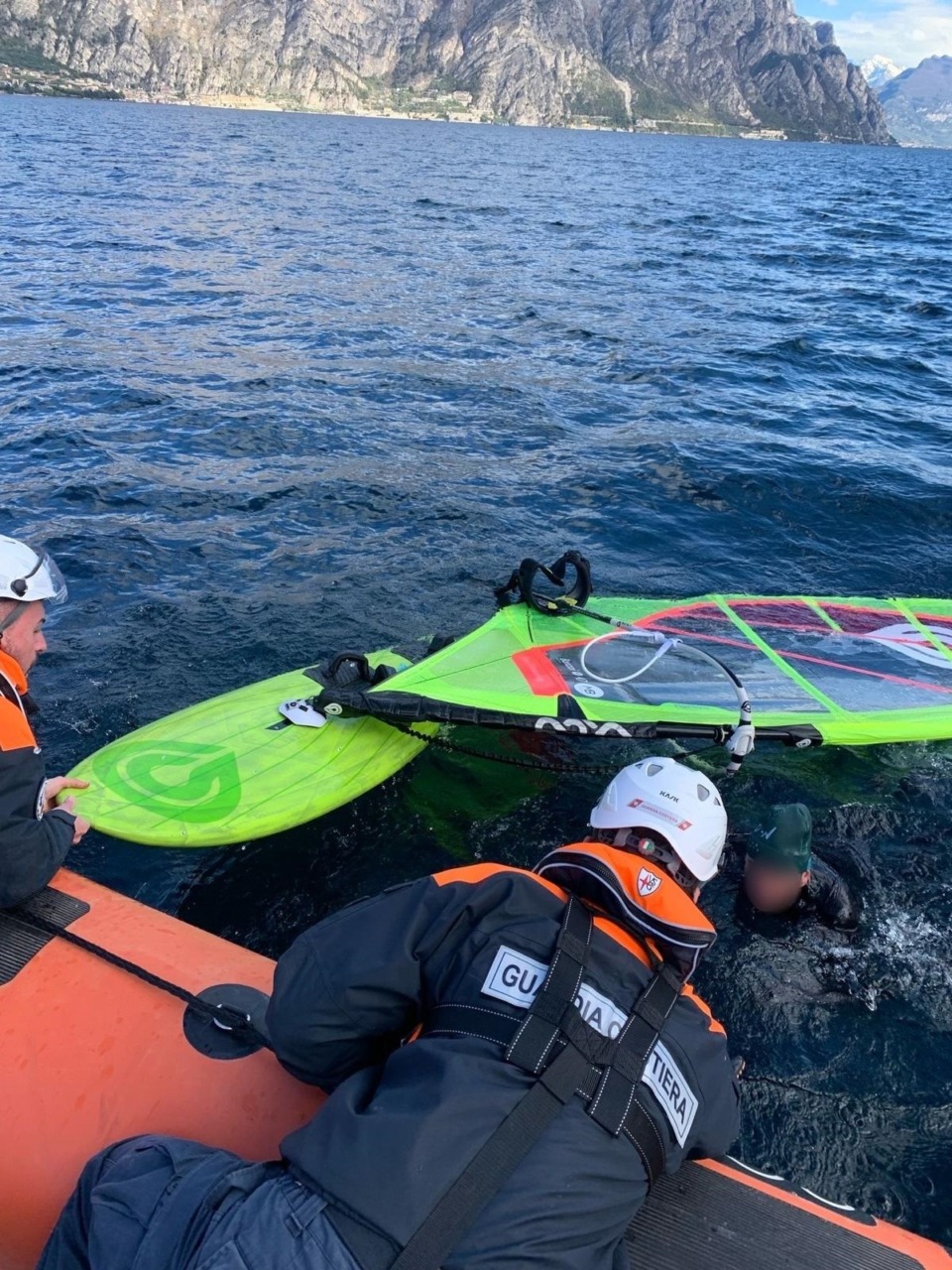 Cinque persone salvate dalla Guardia Costiera sul lago agitato