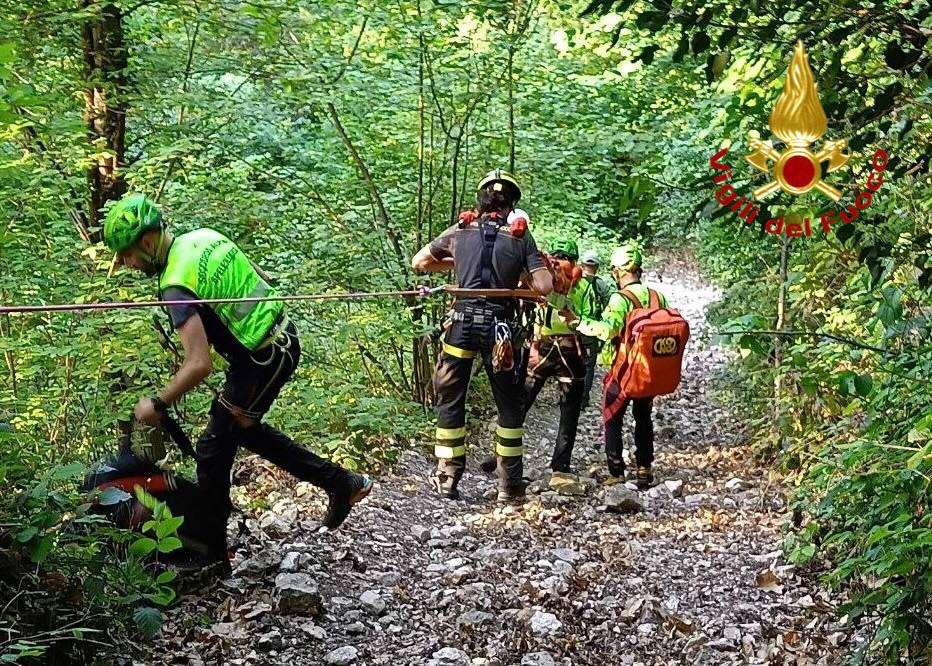Gardone Riviera: turista si infortuna a una caviglia, attivato il Cnsas