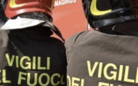 Incendio all’alba a Moniga del Garda, un appartamento distrutto