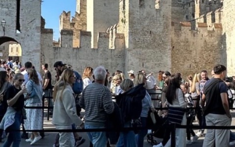 Sirmione avvia il nuovo sistema di accesso al centro, ma arrivano le critiche