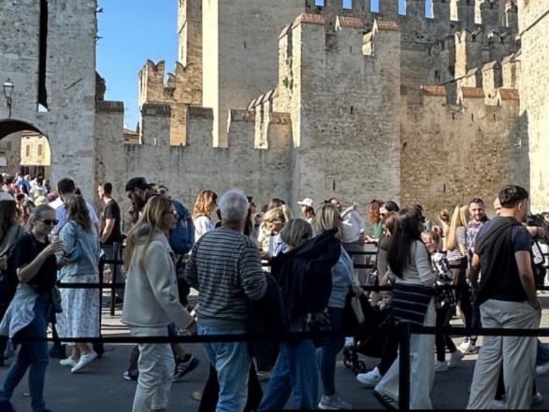 Sirmione avvia il nuovo sistema di accesso al centro, ma arrivano le critiche