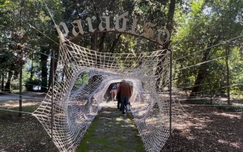 “Alice sull’Isola delle Meraviglie”: un viaggio tra arte e natura sull’Isola del Garda