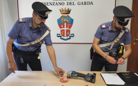 Due cittadini italiani arrestati a Desenzano del Garda: moto rubata, droga e carte clonate