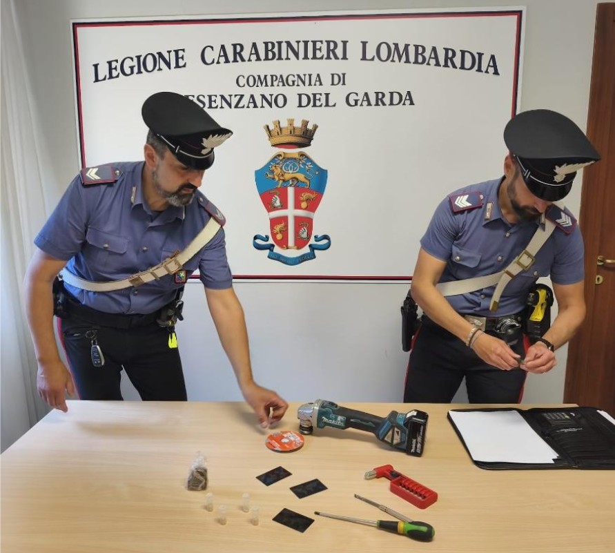 Due cittadini italiani arrestati a Desenzano del Garda: moto rubata, droga e carte clonate