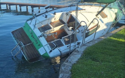 La Guardia Costiera del Lago di Garda segnala un natante a vela spiaggiato
