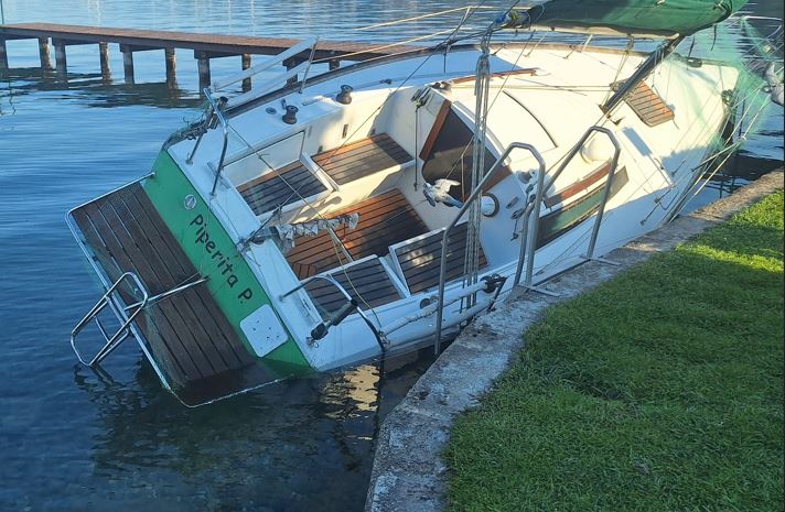 La Guardia Costiera del Lago di Garda segnala un natante a vela spiaggiato