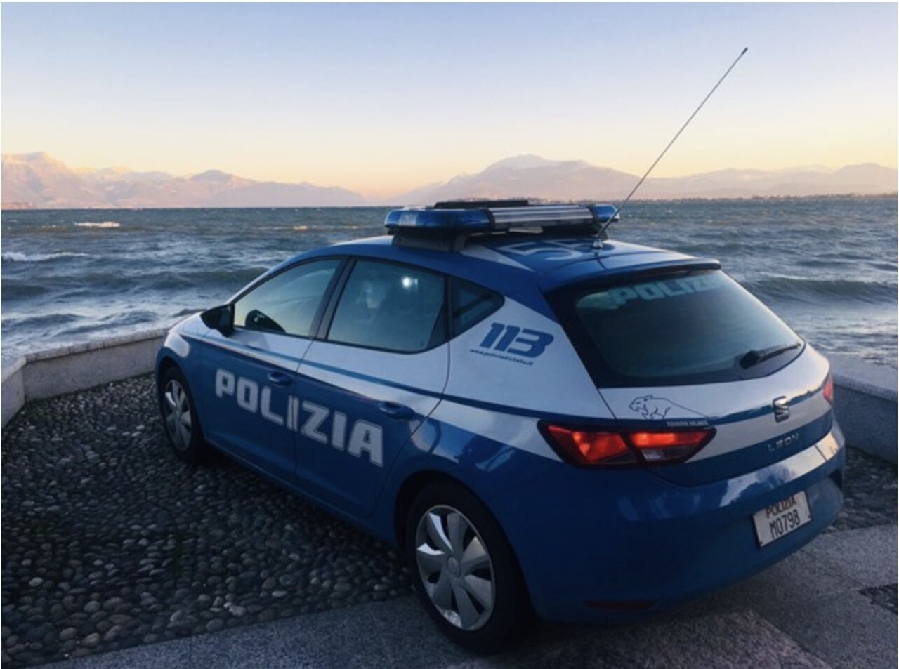 Desenzano del Garda: un 27enne marocchino ruba in auto e aggredisce i poliziotti