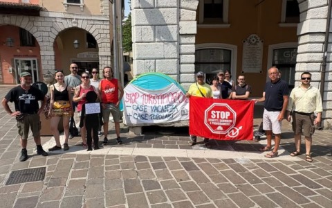 Manifestazione del Collettivo Gardesano Autonomo contro la turistificazione del lago