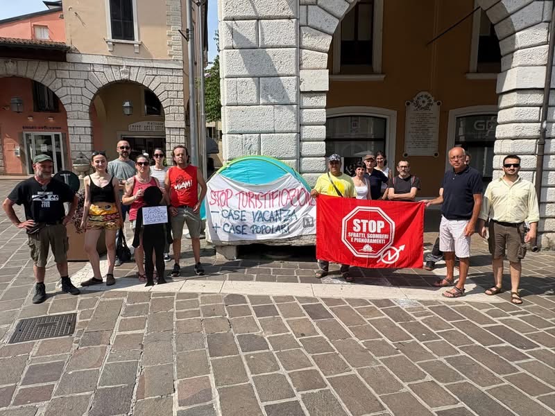 Manifestazione del Collettivo Gardesano Autonomo contro la turistificazione del lago