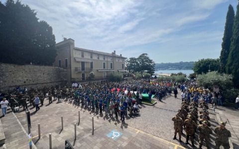 Penne Nere: la Monte Suello celebra il centenario, Salò in festa per la sezione Alpini
