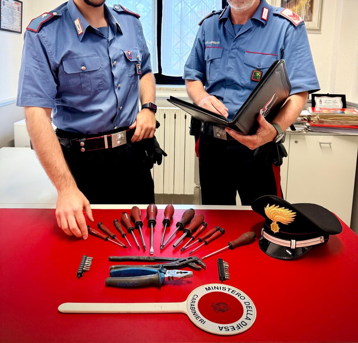 Sirmione: sequestrati attrezzi da scasso su un’auto con targa inglese dopo furti ai veicoli in sosta
