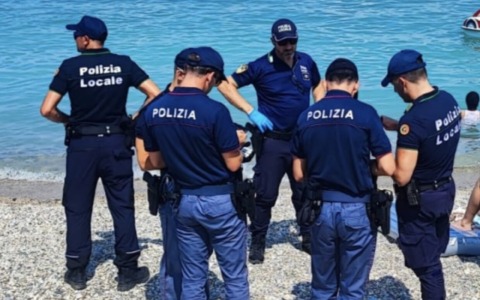 Controlli a Desenzano del Garda: 117 individui e 22 veicoli controllati dalla Polizia