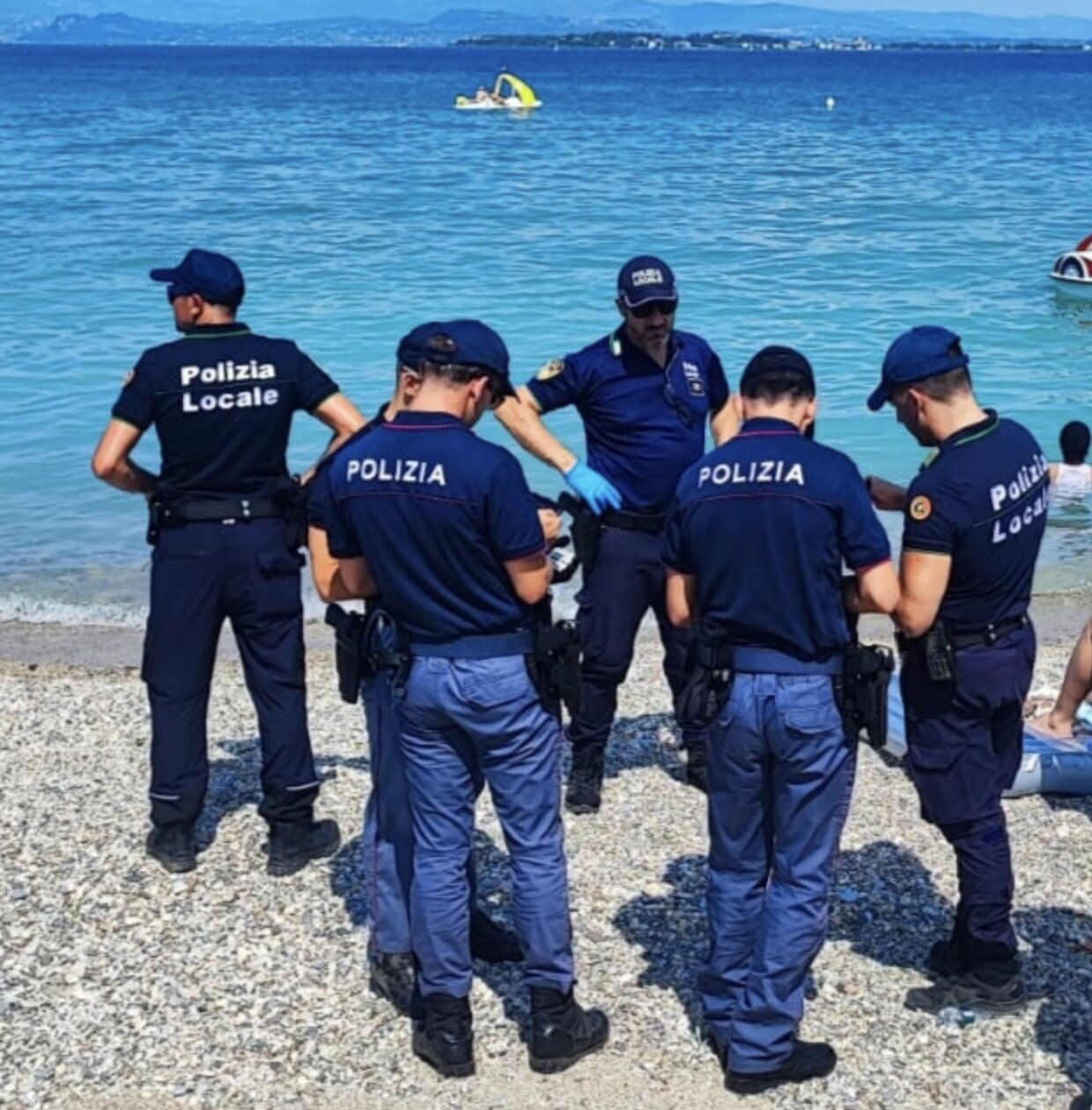 Controlli a Desenzano del Garda: 117 individui e 22 veicoli controllati dalla Polizia
