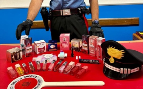 Due ladri tentano di rubare cosmetici in supermercato, bloccati da un carabiniere fuori servizio