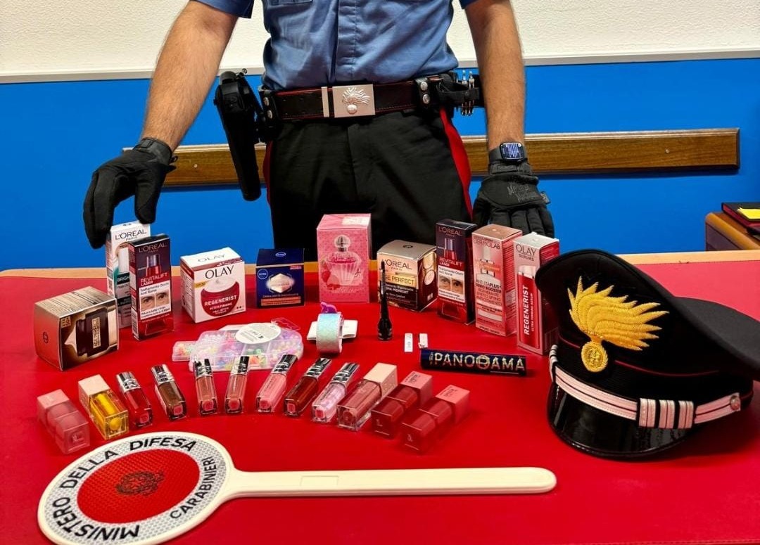 Due ladri tentano di rubare cosmetici in supermercato, bloccati da un carabiniere fuori servizio