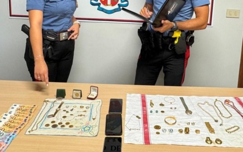 Finti carabinieri arrestati dopo aver truffato un’anziana: la tecnica della targa clonata