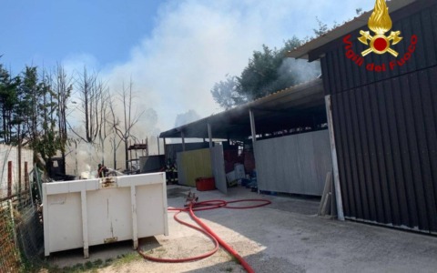 Incendio a Desenzano del Garda: coinvolto deposito vicino a un allevamento di rottweiler