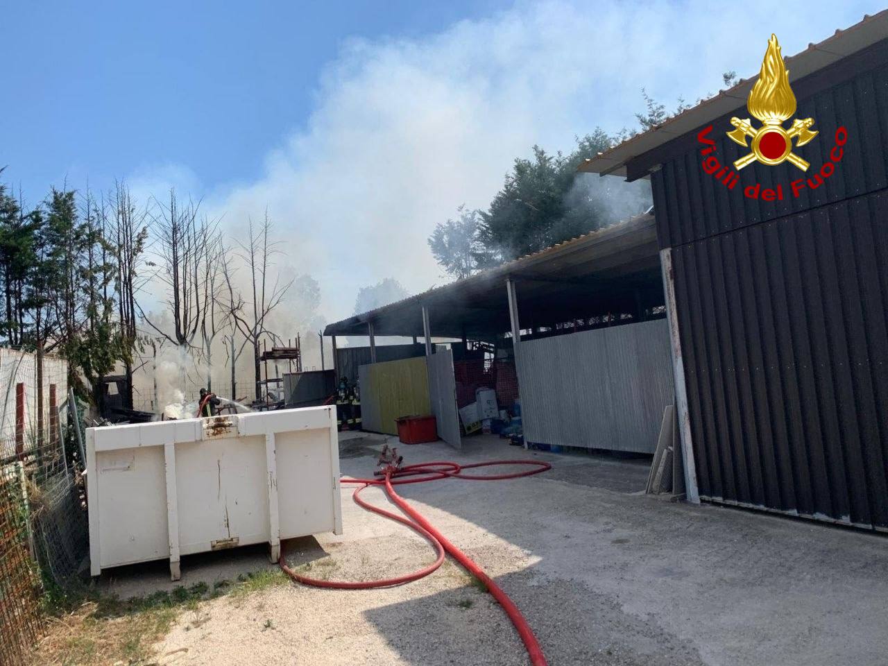 Incendio a Desenzano del Garda: coinvolto deposito vicino a un allevamento di rottweiler