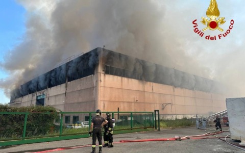 Incendio a Lonato del Garda: coinvolto un capannone industriale