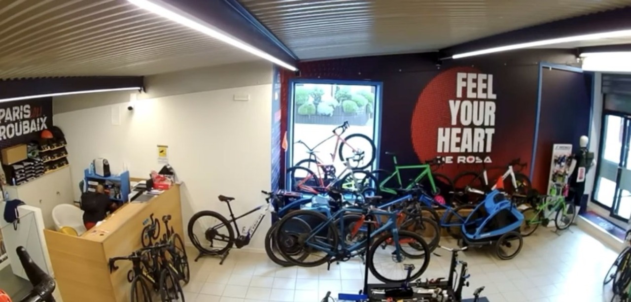 Salò, furto nel negozio di Sonny Colbrelli: ladro si finge cliente e agisce indisturbato
