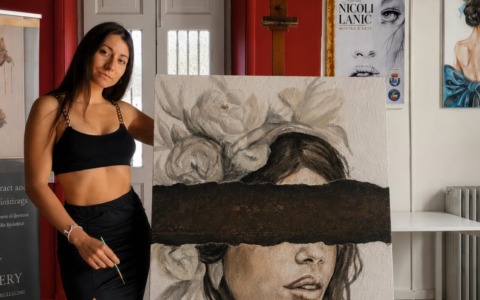Sara Nicoli espone a Toscolano Maderno: arte e omaggio a Carol Maltesi