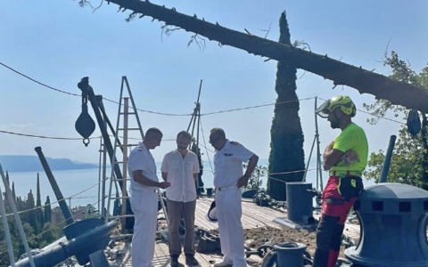 Sopralluogo della Marina Militare sulla Nave Puglia per il ripristino dell’albero maestro