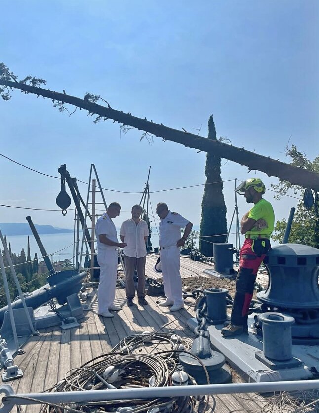 Sopralluogo della Marina Militare sulla Nave Puglia per il ripristino dell’albero maestro
