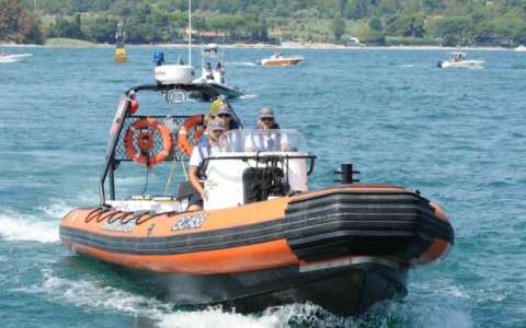 Un uomo si tuffa per salvare un bambino e scompare nel lago di Garda