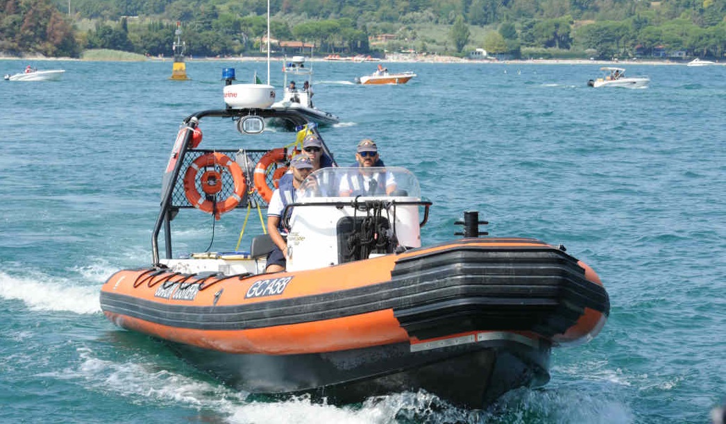 Un uomo si tuffa per salvare un bambino e scompare nel lago di Garda