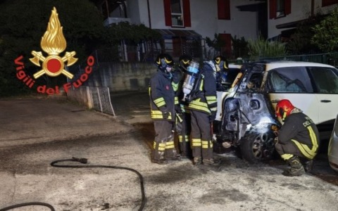 Incendio di auto a Salò, scattato l’allerta notturna