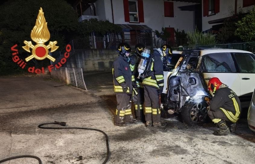Incendio di auto a Salò, scattato l’allerta notturna